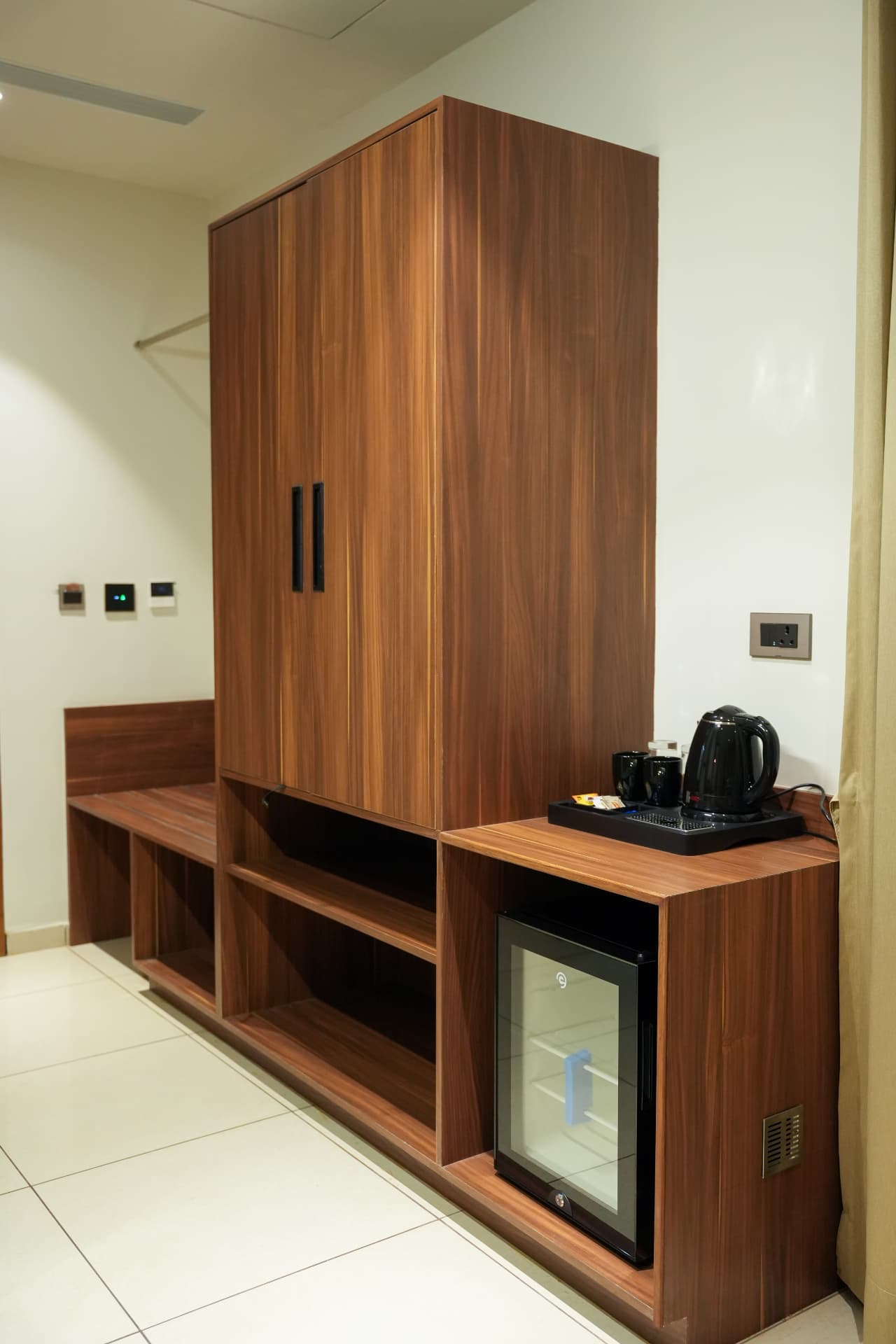 Wardrobe, open shelving, minibar and tea tray in the Club Room